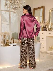 LuxeNights Set Piyama Wanita Motif Leopard dengan Trim Kontras Mewah Ringan - Merah - View 2
