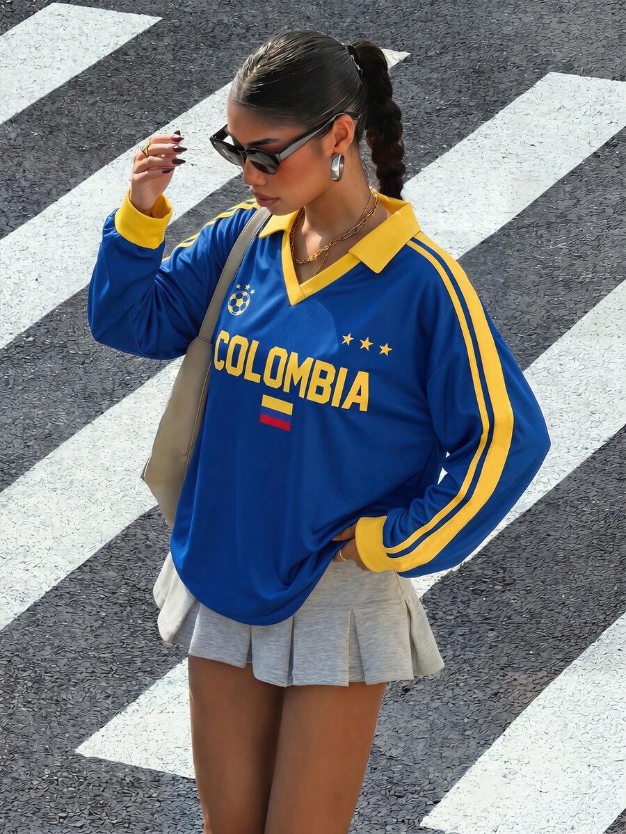 Muchica 女款寬鬆V領哥倫比亞國家足球隊球衣 Polo 衫,配對比棕色領口與條紋袖子。馬匹印花增添復古、學院風、經典、時尚、青春與街頭風格。面料光滑舒適,適合秋季。2026 世界盃運動時尚比賽日足球街頭風球衣 - 彩色 - 查看 1