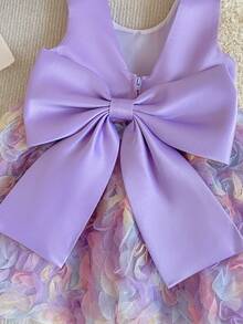 SHEIN Glamorique Kids 女嬰無袖公主洋裝，淡紫色緞面上身搭配彩色3D花朵刺繡裙襬，背面附可拆式大蝴蝶結，適合1歲生日派對、生日慶祝、婚禮花童、家庭聚會、日常出遊、拍照、度假、畢業舞會 - 紫色 - 查看 7