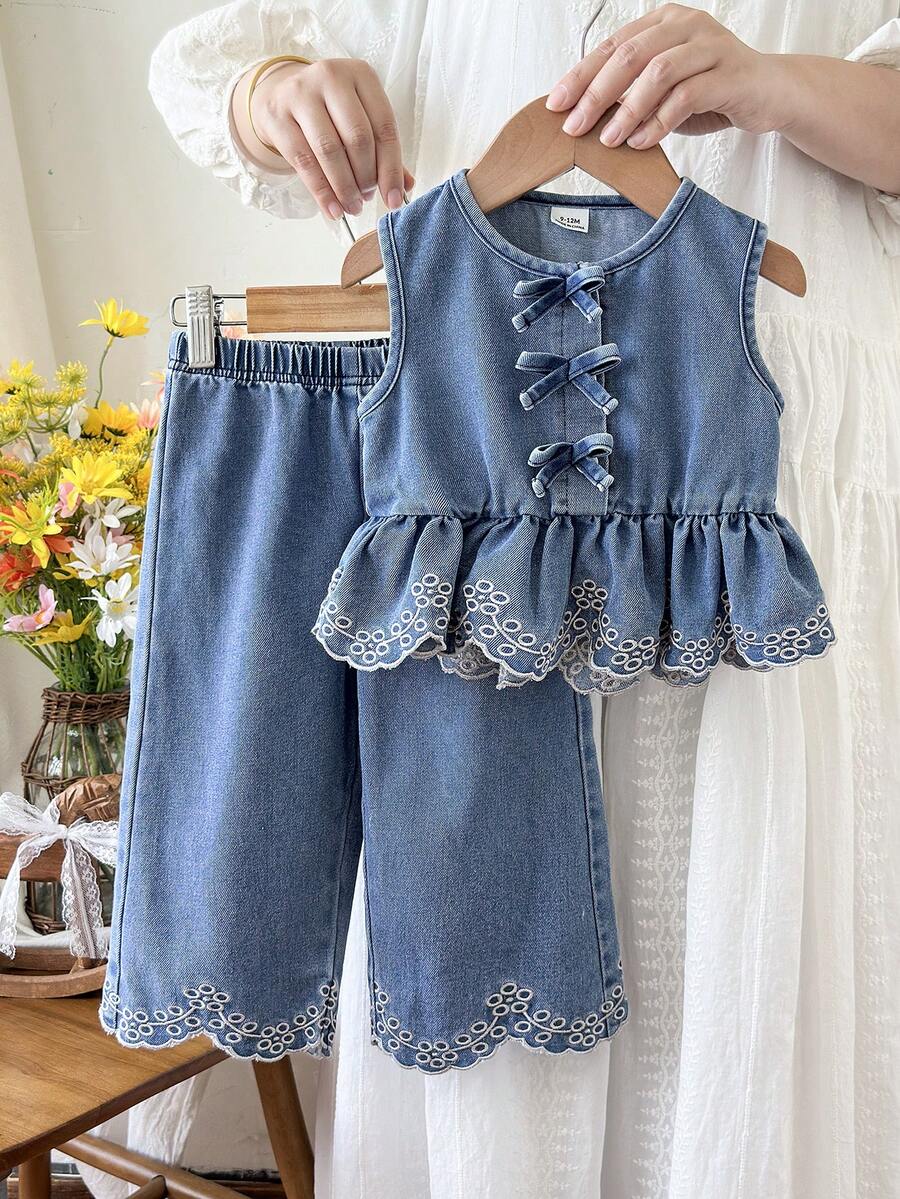 SHEIN 2件組女嬰春秋冬牛仔兩件套,青蛙扣蝴蝶結腰部荷葉邊背心 + 刺繡蕾絲寬腿褲,柔軟親膚甜美風格幼童休閒穿搭 - 藍色 - 查看 1