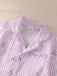 SHEIN 新生兒嬰兒睡衣-2件套粉色條紋睡衣套裝，附蝴蝶結印花長袖圓領鈕扣前開上衣與彈性腰圍長褲，四季適用 2026 必備款，柔軟溫和親膚經典睡衣 - 淡紫色 - 查看 3