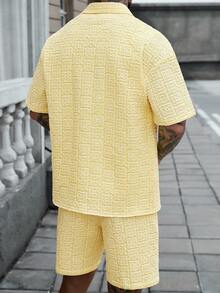 Manfinity Homme 男士大尺碼夏季紋理提花寬鬆休閒短袖襯衫套裝 - 黃色 - 查看 2