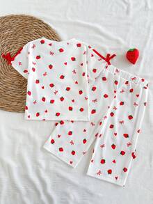 SHEIN Vintaside Kids 女嬰兩件套裝，包含紅白圓領短袖T恤與直筒長褲。風格時尚、可愛、甜美且具清新鄉村風。採用針織面料，版型寬鬆。白色底色印有紅色櫻桃與綠葉圖案。袖口與褲腳飾有蝴蝶結。適合日常外出、上學、運動、休閒及參加派對。 - 紅色 - 查看 2