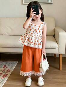 SHEIN Vintaside Kids 女童春夏套装，藏蓝色无袖上衣搭配同色系阔腿裤；上衣采用吊带设计，饰以清新碎花图案，领口和下摆点缀白色蕾丝花边，尽显精致柔美；阔腿裤采用松紧腰带设计，裤脚同样饰有蕾丝花边，打造甜美清新的整体造型。轻盈舒适的面料，适合日常穿着。 - 彩色 - 查看 5