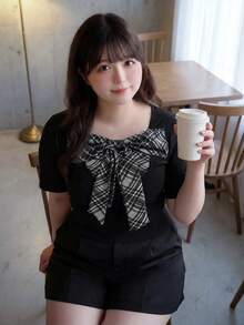Bijouette 大尺碼女款蝴蝶結裝飾休閒百搭日常出遊短袖T恤 - 黑色 - 查看 6