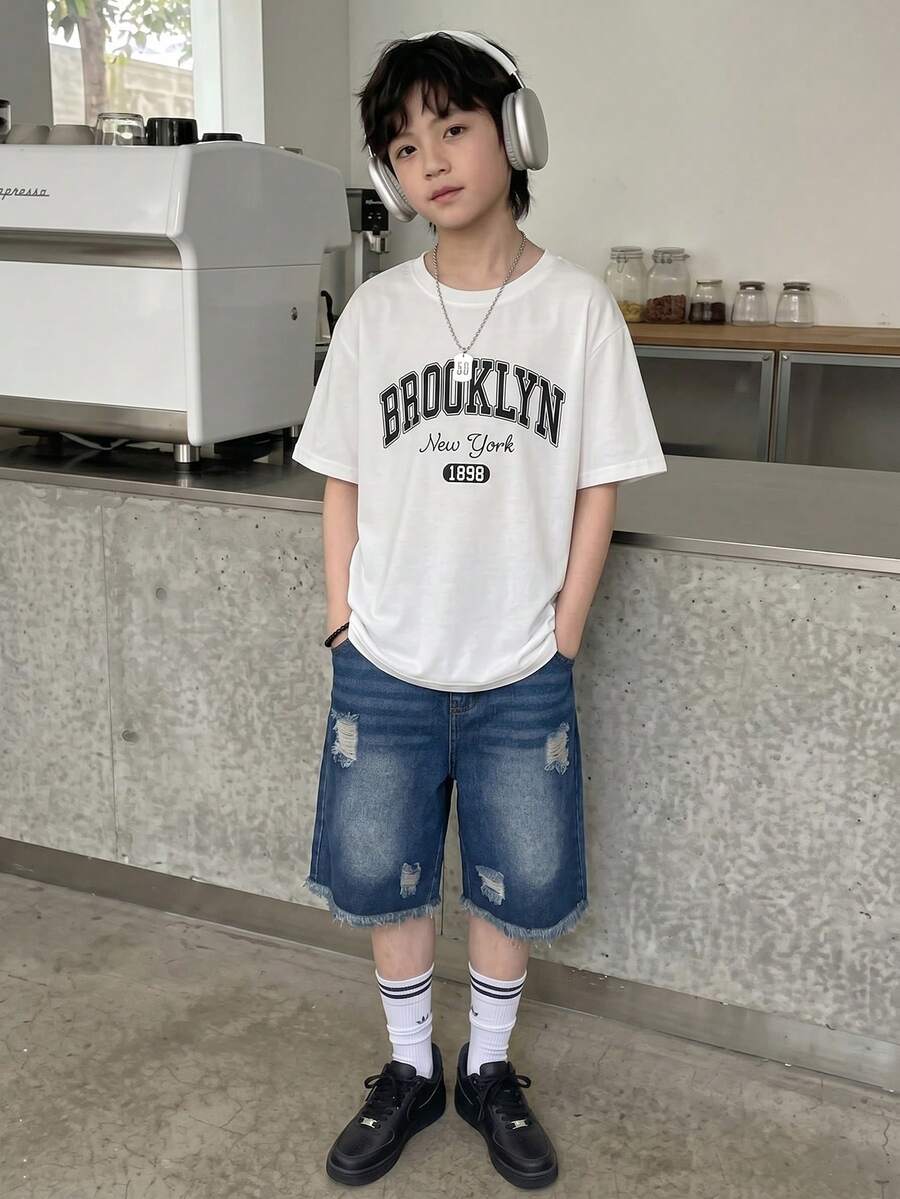 SHEIN Streecool Kids 青少年男孩嘻哈風白色夏季街頭風返校套裝,字母印花短袖T恤 + 復古水洗破洞寬鬆牛仔短褲 - 藍白色 - 查看 1