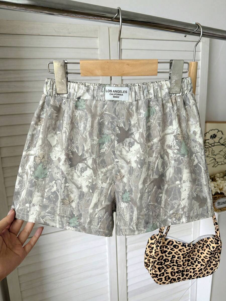 SHEIN 青少年女孩灰色夏季葉片圖案寬鬆短褲，街頭風戶外徒步休閒服飾，青少年女孩春夏季外出居家穿搭套裝 - 彩色 - 查看 1