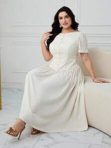 Modelyn Petite Robe grande taille de couleur unie élégante avec décoration de boutons et manches courtes - Nude - Voir 6