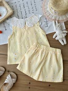 SHEIN Playful Pals 女童春夏季休閒時尚新款T恤套裝，梭織面料可愛俏皮黃白格紋雛菊數位印花圖案，白色純色彼得潘領，前下擺設計褶皺，無袖T恤上衣，搭配設計褶皺休閒短褲，2件套，適合女童可愛俏皮韓系簡約，休閒時尚舒適穿搭，適合日常上學、出遊、度假、海灘、派對、節日，春夏季穿著 - 黃色 - 查看 2