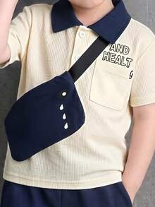 SHEIN 3件組小男孩 Polo 衫、長褲、包包套裝，休閒學院風可愛穿搭，上衣採撞色拼接與織標裝飾，長褲採撞色與錐形褲管設計，舒適面料，適合夏秋季節 - 藏蓝色 - 查看 4