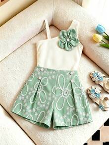 SHEIN Sparklyn 春夏女童2件套服裝組，無袖背心 + 黃色短褲，背心細肩帶，胸前黃色花朵裝飾，清新甜美風格；黃色短褲採用提花面料，飾有珍珠與藍色緞帶，精緻俏皮設計，整體甜美可愛風格，適合女童日常出遊、居家穿著等 - 綠色 - 查看 4