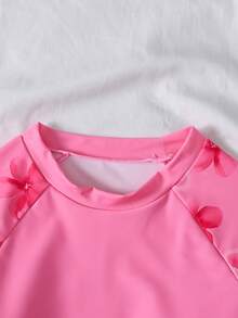 SHEIN 兒童青少年女童比基尼套裝 夏季新款玫瑰紅素色對比色木槿花印花保守泳衣套裝 短袖上衣 & 泳褲 2件式衝浪泳裝 適合度假海灘海邊游泳 - 玫紅色 - 查看 4