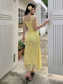 Modelyn 女款無袖黃色優雅蕾絲洋裝，腰部設計、不對稱A字裙擺與開衩 - 黃色 - 查看 3