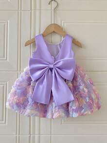 SHEIN Glamorique Kids 女嬰無袖公主洋裝，淡紫色緞面上身搭配彩色3D花朵刺繡裙襬，背面附可拆式大蝴蝶結，適合1歲生日派對、生日慶祝、婚禮花童、家庭聚會、日常出遊、拍照、度假、畢業舞會 - 紫色 - 查看 10