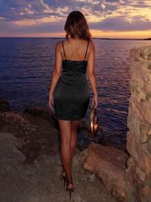 Allurite Vestido Camisole Elegante de Cor Sólida com Decote Profundo e Costas Abertas, Verão - Preto - Visão 2