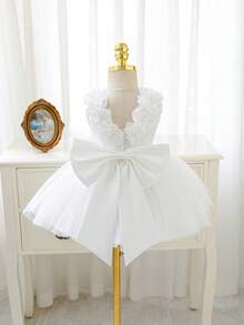 SHEIN Glamorique Kids 女嬰酒紅色緞面網紗高階正式禮服，3D花朵設計、大蝴蝶結背部、蓬蓬裙，適合聖誕節、嬰兒生日派對、慶祝活動、宴會、派對，無袖吊帶裙，鼠尾草綠公主禮服，鼠尾草綠女嬰洋裝，鼠尾草綠公主裙 - 米色 - 查看 5