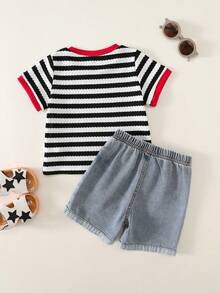 SHEIN 2pcs/Set Ensemble Bébé Garçon Été T-shirt Manches Courtes Tricoté à Motif Lettres Rayées et Short en Denim Bleu, Ensemble Rayé, Ensemble Denim, Ensemble Été, Ensemble Bébé Garçon, Ensemble Vacances - Multicolore - Voir 3