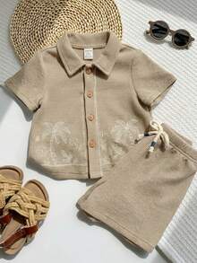 SHEIN 男女嬰兒 2件組 春夏休閒度假風可愛植物刺繡華夫格短袖襯衫與短褲套裝，男嬰套裝，男嬰夏季衣物，夏威夷襯衫 - 卡其色 - 查看 4