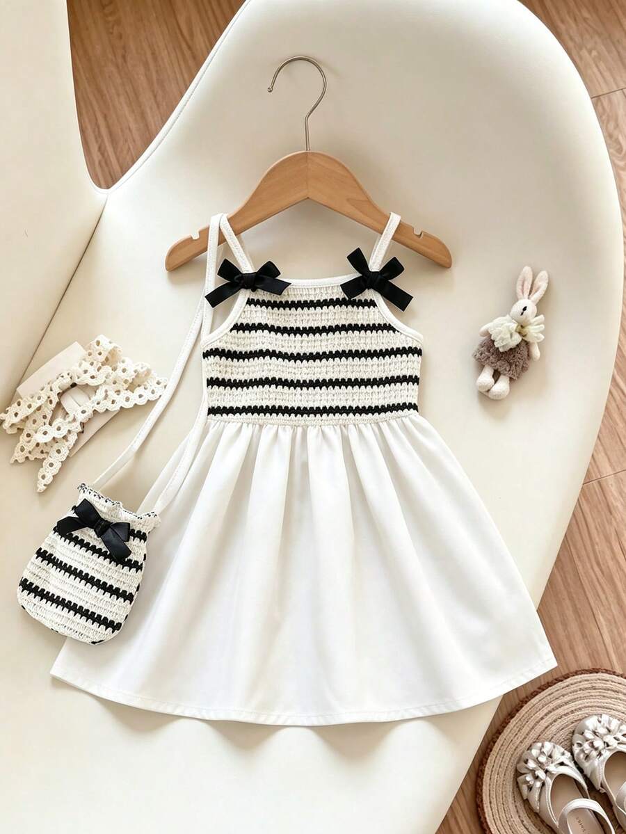 SHEIN Playful Pals 女嬰夏季黑白甜美清新風蝴蝶結裝飾細肩帶洋裝,附配套小斜背包,寬鬆裙襬設計,適合日常出遊、休閒旅行、家庭聚會、夏季野餐 - 黑與白 - 查看 1