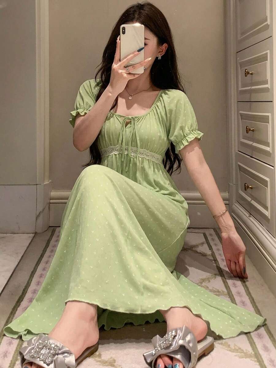 DAZY Váy ngủ dài nữ phong cách Pháp, họa tiết hoa nhí, nhún rúm, dây rút, phối ren, chiết eo - Màu xanh nhạt - Xem 1
