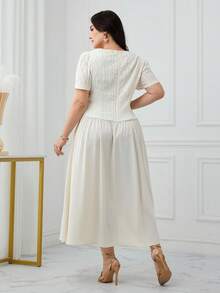 Modelyn Petite Robe grande taille de couleur unie élégante avec décoration de boutons et manches courtes - Nude - Voir 2