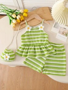 SHEIN Playful Pals 女童两件套：钩针编织橙白条纹背带裙上衣，饰有3D雏菊图案，搭配短裤和斜挎包，可爱风格，适合日常休闲和度假穿着，夏季必备 - 綠色 - 查看 6