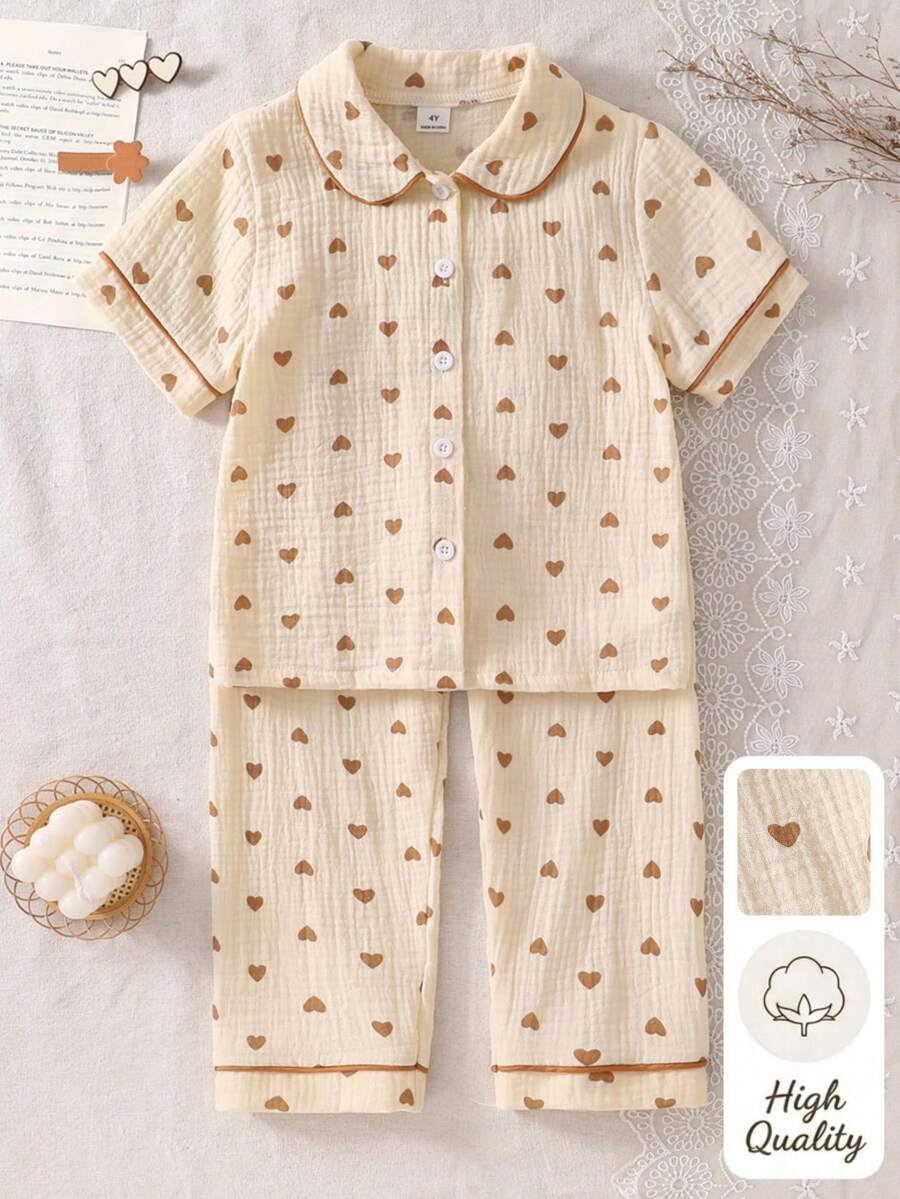 Bộ đồ ngủ thường ngày cho bé gái, kiểu dáng cổ điển, tay ngắn, kèm quần dài cùng màu, chất liệu vải mềm mại, nhăn nhẹ, màu be nâu in hình trái tim, thích hợp cho mùa xuân thu. Chất liệu thoải mái, dịu nhẹ, thân thiện với da, lý tưởng cho bé gái mặc ở nhà mỗi ngày. - Nhiều màu - Xem 1