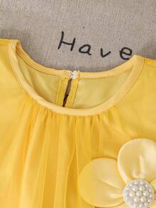 SHEIN Glamorique Kids 女童夏季開學季 4-7 歲黃色時尚優雅 3D 裝飾珍珠花圓領無袖多層荷葉邊薄紗洋裝 附鈕扣 舒適柔軟可愛 適合春夏出遊 生日 家庭學校派對 送禮 - 黃色 - 查看 5