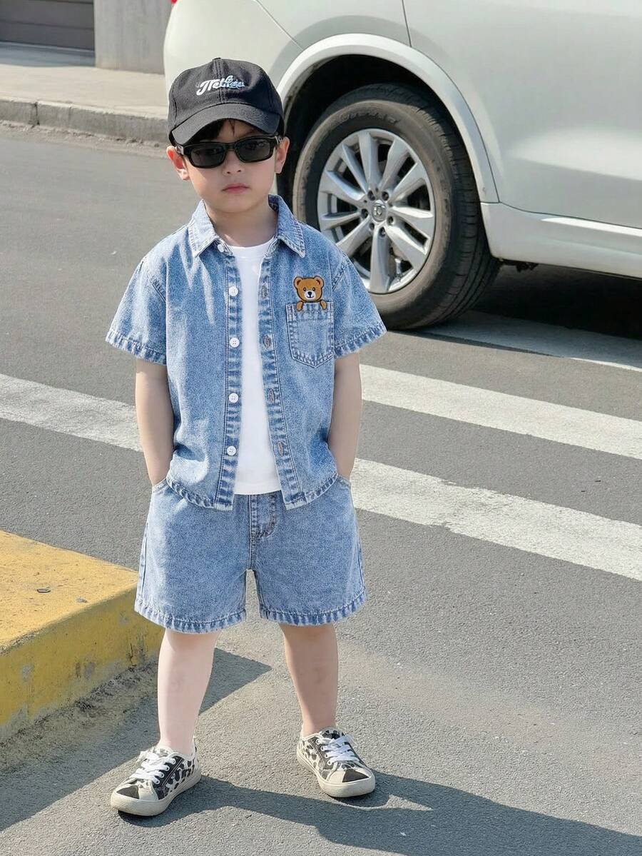 SHEIN Genkimix Kids 2026夏季新款浅蓝色水洗美式复古泰迪熊拼接刺绣宽松短袖衬衫+牛仔短裤套装，男童可爱夏季度假日常穿着