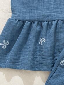 SHEIN Vintaside Kids 2件組女嬰可調節蝴蝶結肩帶白色刺繡風背心上衣搭配同色系寬鬆短褲，活動自在，適合日常散步、夏季野餐、海邊度假 - 藍色 - 查看 8