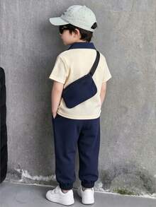 SHEIN 3件組小男孩 Polo 衫、長褲、包包套裝，休閒學院風可愛穿搭，上衣採撞色拼接與織標裝飾，長褲採撞色與錐形褲管設計，舒適面料，適合夏秋季節 - 藏蓝色 - 查看 2