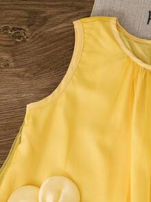 SHEIN Glamorique Kids 女童夏季開學季 4-7 歲黃色時尚優雅 3D 裝飾珍珠花圓領無袖多層荷葉邊薄紗洋裝 附鈕扣 舒適柔軟可愛 適合春夏出遊 生日 家庭學校派對 送禮 - 黃色 - 查看 6