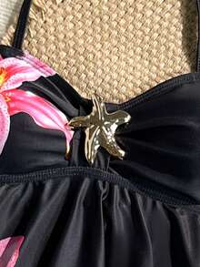 SHEIN Conjunto de traje de baño tankini para niñas preadolescentes, nuevo para verano, vacaciones en la playa, estampado floral, cuello halter con volantes - Negro - Ver 4