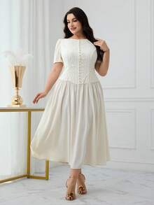 Modelyn Petite Robe grande taille de couleur unie élégante avec décoration de boutons et manches courtes - Nude - Voir 3