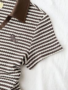 SHEIN Top court ajusté en maille décontracté pour préadolescente fille, marron à rayures avec col contrasté marron, blocs de couleurs, avec petite broderie logo, top marron, top d'été - Tabac - Voir 6