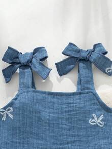 SHEIN Vintaside Kids 2件組女嬰可調節蝴蝶結肩帶白色刺繡風背心上衣搭配同色系寬鬆短褲，活動自在，適合日常散步、夏季野餐、海邊度假 - 藍色 - 查看 7