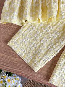 SHEIN 2件組嬰兒/新生女嬰春季清新淡黃色3D提花套裝，蝴蝶結荷葉邊背心上衣 + 寬腿長褲，甜美溫柔風，親膚舒適，百搭適用於生日派對、日常穿著與外出 - 黃色 - 查看 6