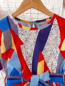 SHEIN Elladie kids 女童新款幾何彩色印花短袖緞帶腰不對稱洋裝 - 藍色 - 查看 3