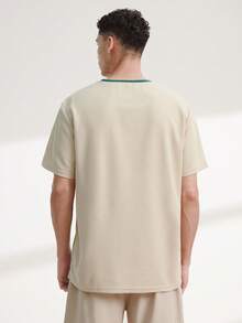 Kaos Pria dengan Kerah Bergaris Bertekstur Jacquard - Aprikot - View 2