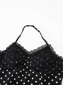 SHEIN 這款青少年女孩波點細肩帶長洋裝展現優雅的法式風格。採用蕾絲拼接細肩帶設計，黑色底色配白色波點，呈現復古迷人風情。收腰A字版型修飾身形，掛脖露背設計增添精緻感。非常適合度假、約會及其他場合，優雅大方 - 黑與白 - 查看 6