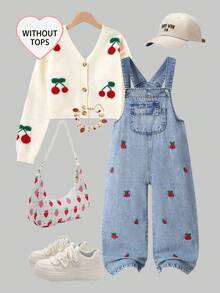 SHEIN Genkimix Kids 幼女休閒百搭牛仔吊帶褲，適用幼童，春/夏/秋/冬，復古淺藍牛仔色配紅色櫻桃刺繡，寬鬆直筒版型，舒適細棉牛仔面料，日常出遊，時尚百搭 - 淺色水洗藍 - 查看 3