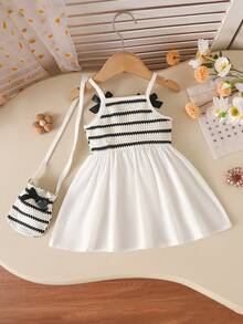 SHEIN Playful Pals 女嬰夏季黑白甜美清新風蝴蝶結裝飾細肩帶洋裝，附配套小斜背包，寬鬆裙襬設計，適合日常出遊、休閒旅行、家庭聚會、夏季野餐 - 黑與白 - 查看 2