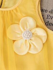 SHEIN Glamorique Kids 女童夏季開學季 4-7 歲黃色時尚優雅 3D 裝飾珍珠花圓領無袖多層荷葉邊薄紗洋裝 附鈕扣 舒適柔軟可愛 適合春夏出遊 生日 家庭學校派對 送禮 - 黃色 - 查看 8