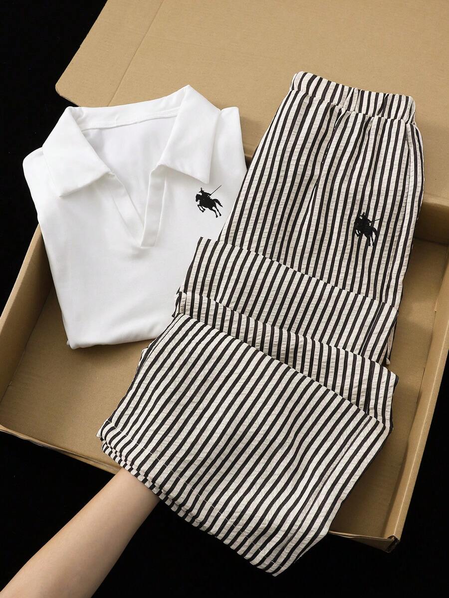 青少年女孩休閒運動套裝,POLO領貼身上衣配小胸前印花,寬腿垂墜版型長褲,適合居家/健身/外出,極簡優雅V領POLO上衣+條紋寬腿長褲套裝,夏季清新百搭通勤休閒兩件套 - 白色 - 查看 1
