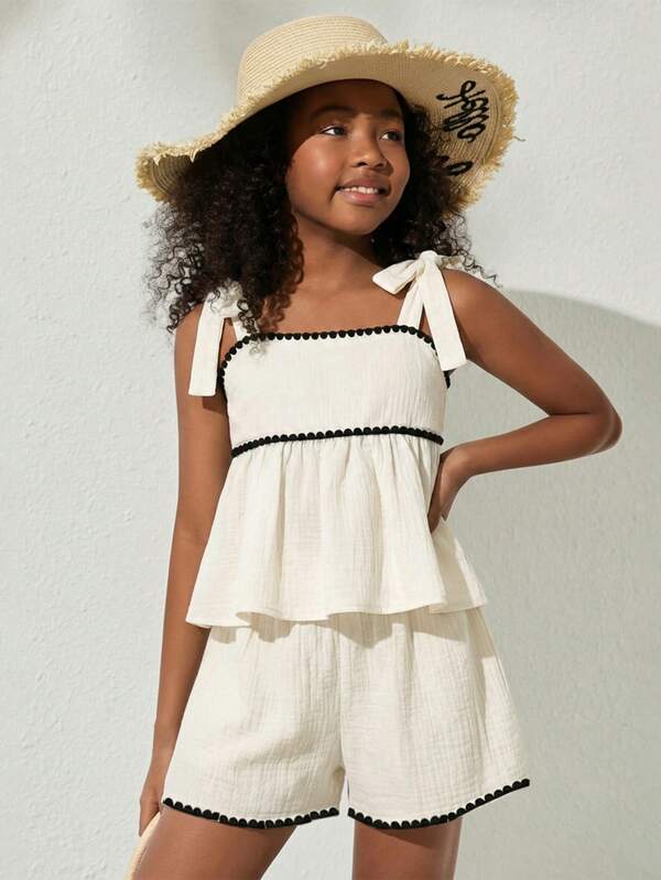 SHEIN Sparklyn סט אופנתי קז'ואל לקיץ לבנות, 2 חלקים, קלאסי ונוח, חולצה לבנה, 100% כותנה, עם קשירה מלפנים, קפלים רקומים מתחרה שחורה בשילוב מכנסיים קצרים לבנים. אידיאלי ללבוש יומיומי, קניות, טיולים לחוף הים, חופשות ועוד.