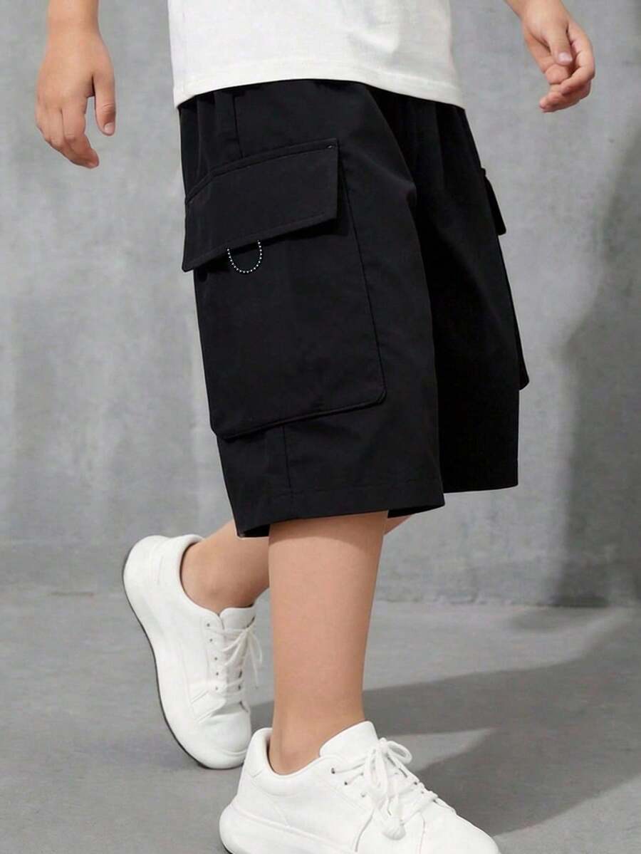SHEIN 青少年男童休闲日常舒适贴袋宽松纯色梭织短裤，适合春夏穿着，日常穿着、运动、郊游、上学、聚会、节日、拍照等场合。