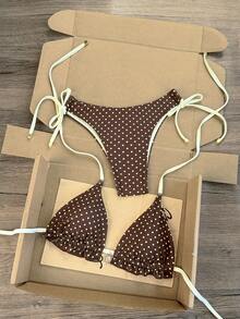Swim Vcay Bikini nữ gợi cảm 2026 Xuân/Hè, cúp tam giác cổ yếm, màu cà phê chấm bi vàng, trang trí mặt trời vàng, gấu bèo nhún dây rút, charm chuông vuông ở cuối dây vai, hông buộc dây cắt cao, có thể điều chỉnh, phù hợp đi biển, hồ bơi và ven biển - Cà phê nâu - Xem 1