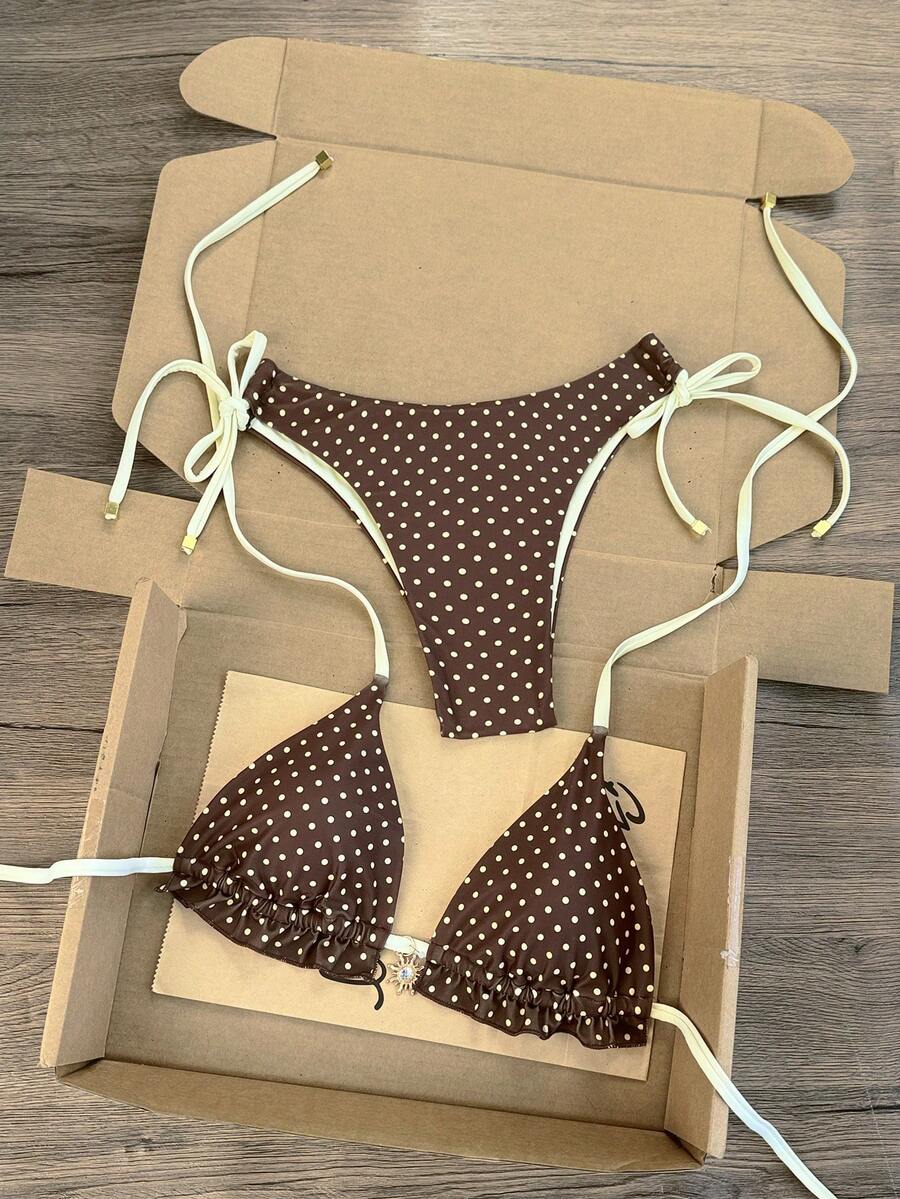 Swim Vcay Bikini nữ gợi cảm 2026 Xuân/Hè, cúp tam giác cổ yếm, màu cà phê chấm bi vàng, trang trí mặt trời vàng, gấu bèo nhún dây rút, charm chuông vuông ở cuối dây vai, hông buộc dây cắt cao, có thể điều chỉnh, phù hợp đi biển, hồ bơi và ven biển - Cà phê nâu - Xem 1