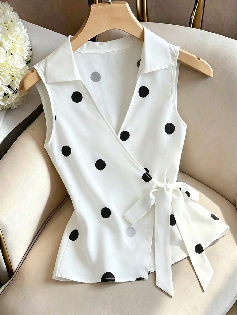 GlowEve Chaleco de lunares blancos de lujo francés, blusa elegante de ajuste ceñido con lazo lateral para ir al trabajo - Blanco y Negro - Ver 1