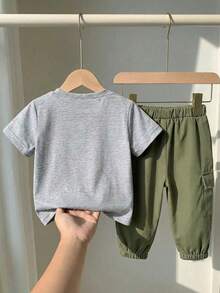 SHEIN Playful Pals 2件裝嬰幼兒男童字母印花上衣與素色長褲套裝 男童夏季套裝 嬰兒男童服裝套裝 - 綠色 - 查看 2
